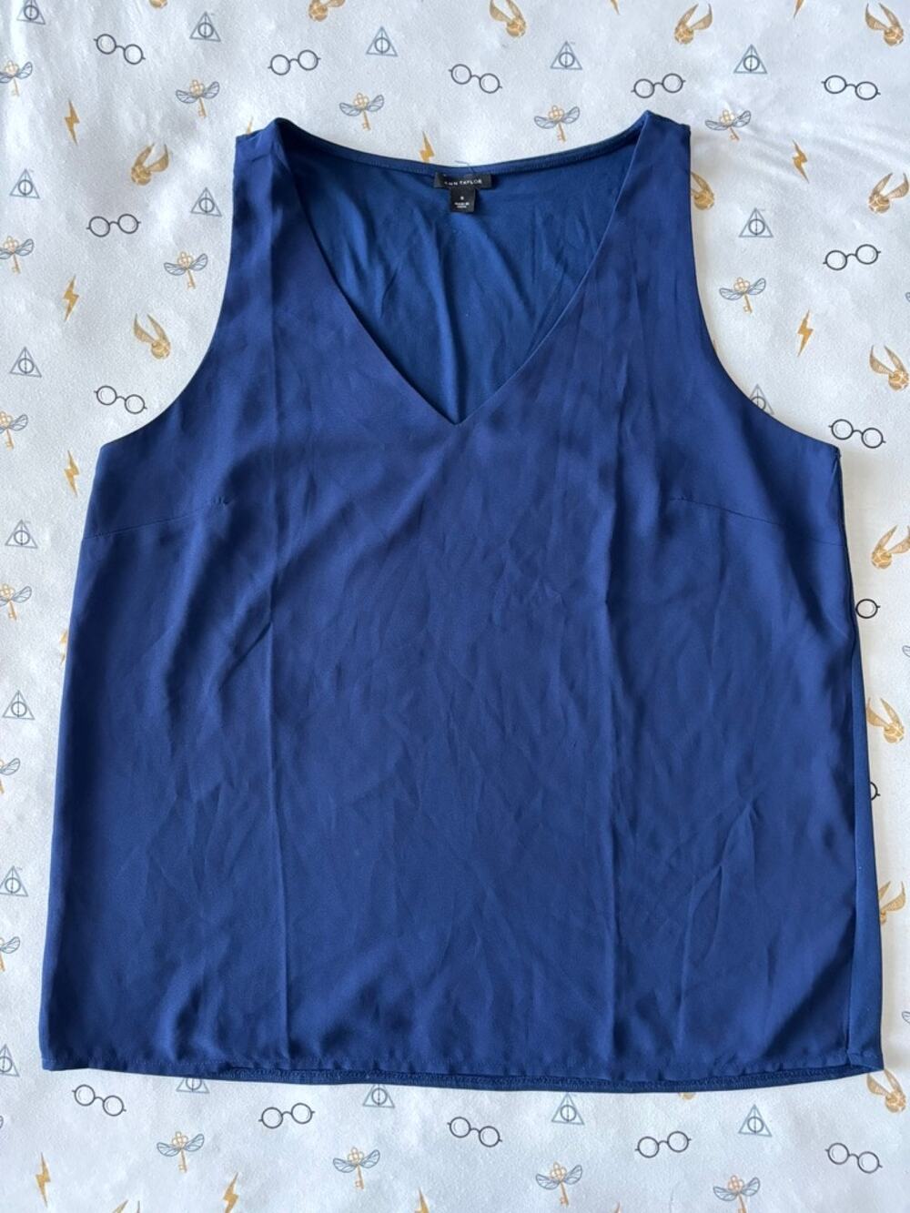 Ann Taylor "Mixed Media V-Neck Shell" – Navy, Size M (Pre-owned)